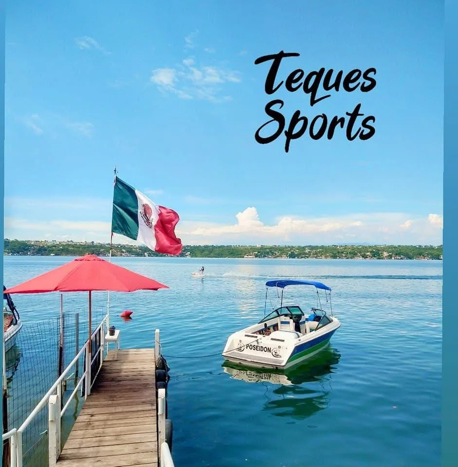 Lancha de Teques Sports en el Lago de Tequesquitengo